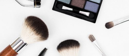 A variety of makeup products [image via Pexels.com]