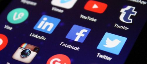 Facebook, il social che traccia i dati: come difendersi