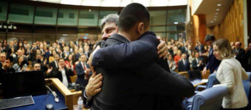 L'abbraccio tra Luigi Di Maio e Roberto Fico dopo la conquista della Camera