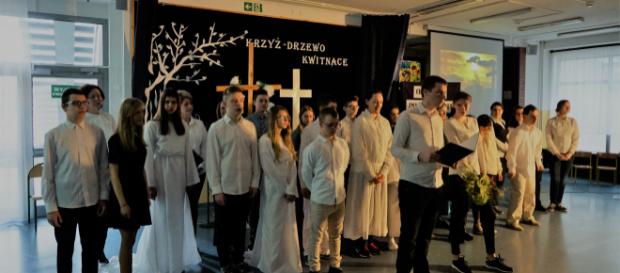 Aktorzy na scenie. Misterium 'Krzyż-Drzewo Kwitnące' (fot..JJ) Aktorzy na scenie. Misterium 'Krzyż-Drzewo Kwitnące' (fot..JJ)