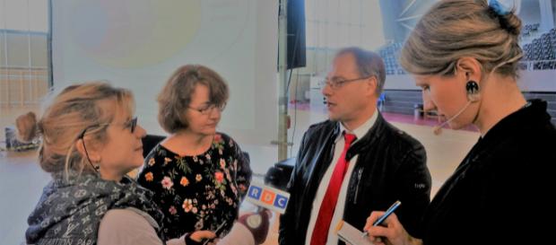 Redaktor Radio Dla Ciebie, Małgorzata Berwid, przeprowadza wywiad z dr Peterem Schmidtem i jego żoną Martiną (fot. JJ) Redaktor Radio Dla Ciebie, Małgorzata Berwid, przeprowadza wywiad z dr Peterem Schmidtem i jego żoną Martiną (fot. JJ)