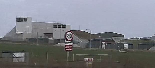 Science Campus Porton Down, do którego nie wolno się zbliżać, jechać tam z prędkością powyżej 20 km/h (screenshot) Science Campus Porton Down, do którego nie wolno się zbliżać, jechać tam z prędkością powyżej 20 km/h (screenshot)