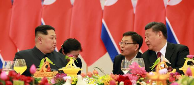 Xi Jinping e Kim Jong-un participaram juntos em almoço e banquete em Pequim. Foto: KCNA Xi Jinping e Kim Jong-un participaram juntos em almoço e banquete em Pequim. Foto: KCNA
