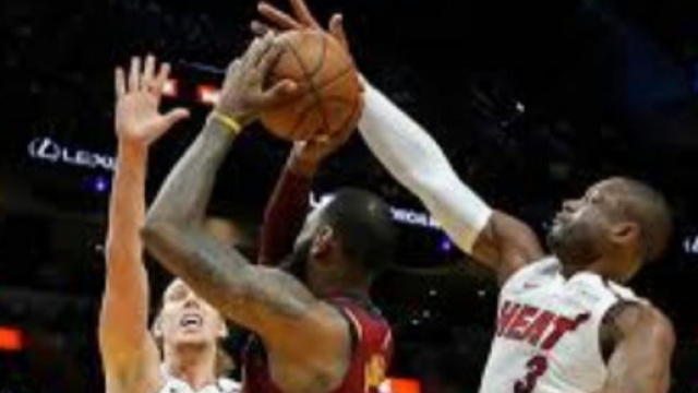 Dwyane Wade au contre sur Lebron James