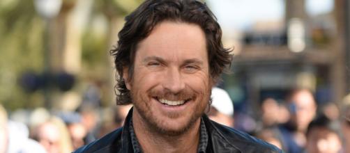 Oliver Hudson: My Estranged Dad and I Are 'Trying' to be Friendly - (Image Credit: ET/Youtube)