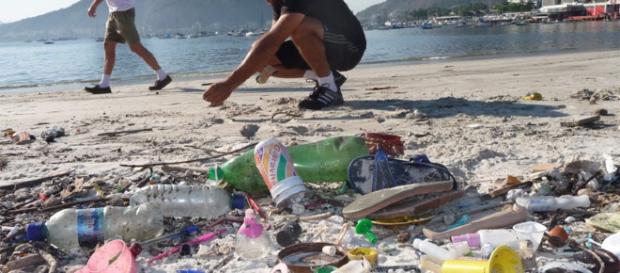 Contaminación del mar ocasionada por basuras plásticas. Contaminación del mar ocasionada por basuras plásticas.