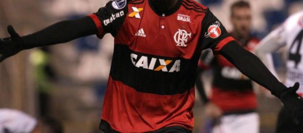 O atleta deve vestir a camisa flamenguista O atleta deve vestir a camisa flamenguista