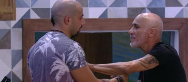 Os dois participantes brigaram muito Os dois participantes brigaram muito