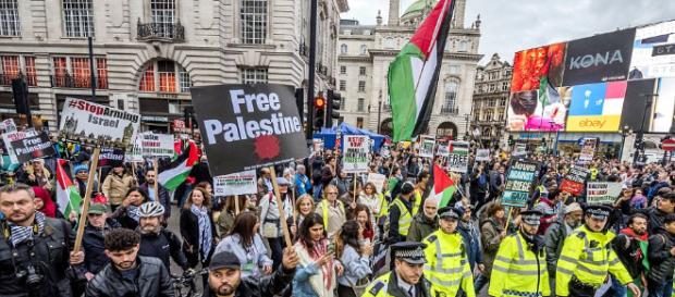 Palestinian protesters demand equal rights on London march | Daily ... - dailymail.co.uk Palestinian protesters demand equal rights on London march | Daily ... - dailymail.co.uk