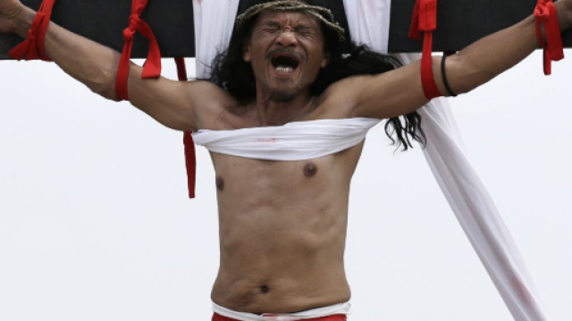 atroci sofferenze sulla croce per Ruben Enajje il filippino che si fa crocifiggere per il Venerdì Santo (fonteit.notizie.yahoo.com)