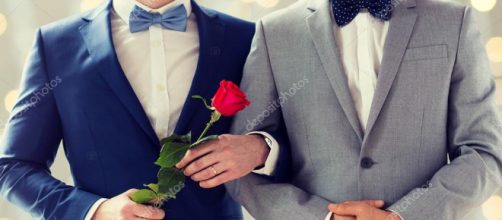 Chiuda in su della felice coppia gay maschile che tengono le mani ... - depositphotos.com