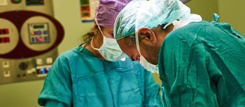 Clamoroso errore in sala operatoria: paziente operato al cervello dopo scambio di persona