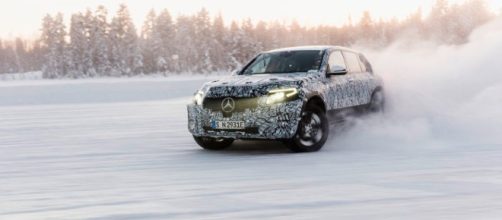 Le immagini in anteprima dei due nuovi SUV elettrici della Mercedes, durante le prove sulle strade ghiacciate della Lapponia (Svezia)