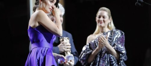 Penélope Cruz, emocionada, recibe el César de Honor 2017 de Marion Cotillard y Pedro Almodóvar.