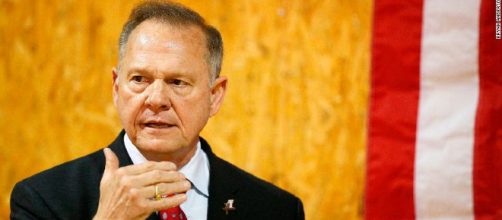 Roy Moore dice que irá a la quiebra, pide donaciones para que lo ayuden