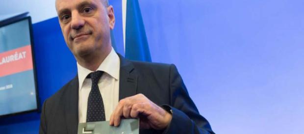 Blanquer remet sa copie du baccalauréat. Blanquer remet sa copie du baccalauréat.