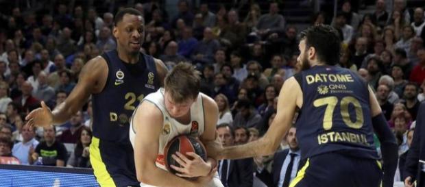 Doncic intenta escabullirse de dos rivales en el encuentro de este viernes Doncic intenta escabullirse de dos rivales en el encuentro de este viernes