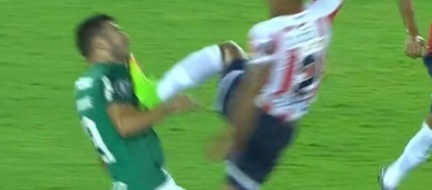 El Jugador recibió una enorme patada El Jugador recibió una enorme patada