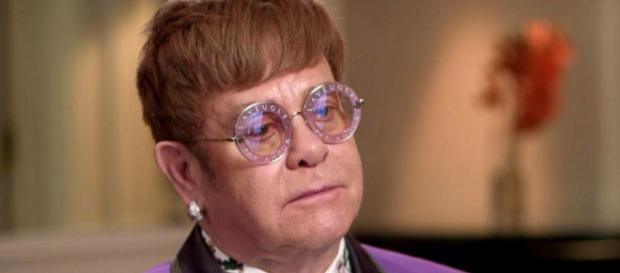 Elton John ha interrotto il concerto a causa di un fan Elton John ha interrotto il concerto a causa di un fan
