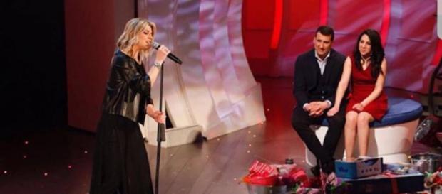 Emma Marrone si commuove a C'è posta per te. Emma Marrone si commuove a C'è posta per te.