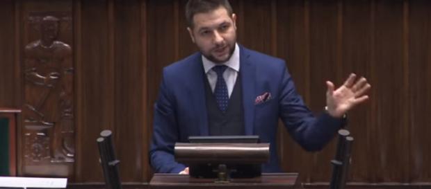 Patryk Jaki podczas swojego wystąpienia w Sejmie. Patryk Jaki podczas swojego wystąpienia w Sejmie.