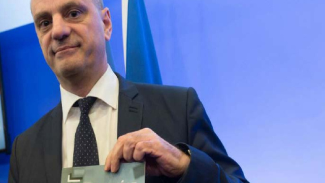 Blanquer remet sa copie du baccalaur&eacute;at.