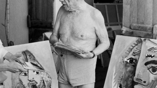 Pablo Picasso nel suo studio, con alcune opere