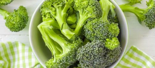 El brócoli no contiene grasa, ni colesterol y posee una buena cantidad de proteínas y fibra.