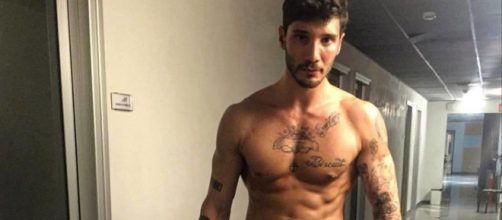 Stefano De Martino criticato nel suo ruolo di arbitro all'Isola dei Famosi