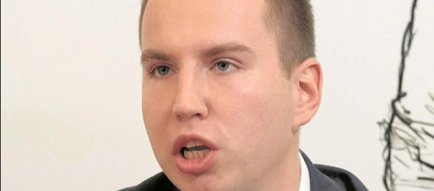 Adam Andruszkiewicz nie życzy sobie powrotu Donalda Tuska do Polski. Adam Andruszkiewicz nie życzy sobie powrotu Donalda Tuska do Polski.