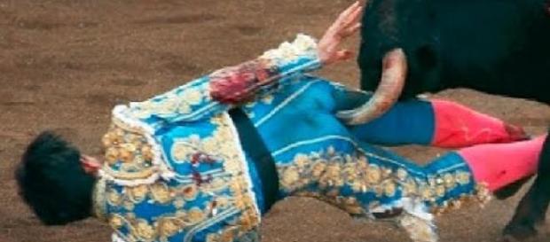 Corrida insanguinata ad Ardes, salvi matador e toro (Fonte: JESUCRISTO SUPER ESTAFA – Youtube) Corrida insanguinata ad Ardes, salvi matador e toro (Fonte: JESUCRISTO SUPER ESTAFA – Youtube)