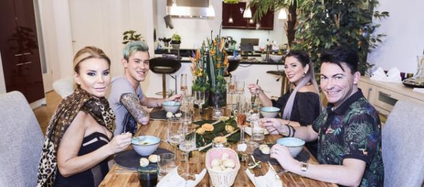 Dschungelcamp beim Dinner: Tatjana Gsell, Daniele Negroni, Jenny Frankhauser und Matthias Mangiapane (v.l.) - Foto: MG RTL D / Severin Schweiger Dschungelcamp beim Dinner: Tatjana Gsell, Daniele Negroni, Jenny Frankhauser und Matthias Mangiapane (v.l.) - Foto: MG RTL D / Severin Schweiger