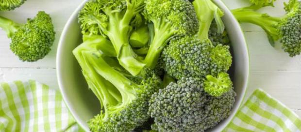 El brócoli no contiene grasa, ni colesterol y posee una buena cantidad de proteínas y fibra. El brócoli no contiene grasa, ni colesterol y posee una buena cantidad de proteínas y fibra.