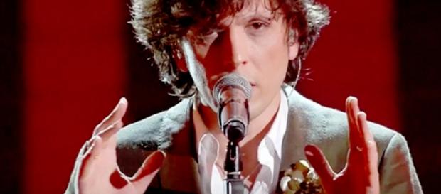 Ermal Meta canta la profondità della musica leggera. Ermal Meta canta la profondità della musica leggera.
