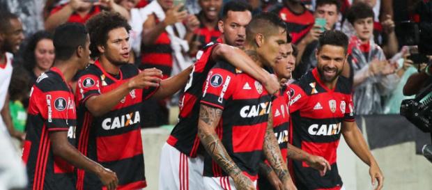 Jogadores do rubro-negro caminhando Jogadores do rubro-negro caminhando