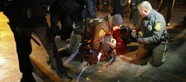 New York, agente uccide un nero disarmato La polizia: tragico ... - lastampa.it New York, agente uccide un nero disarmato La polizia: tragico ... - lastampa.it