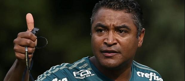 O técnico Roger Machado ganha uma dor de cabeça O técnico Roger Machado ganha uma dor de cabeça