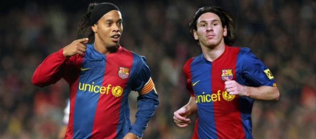 Ronaldinho Gaúcho e Messi atuaram juntos no Barça. (foto reprodução). Ronaldinho Gaúcho e Messi atuaram juntos no Barça. (foto reprodução).