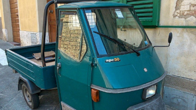 Anziano sorpreso in Apecar in atteggiamenti intimi con giovane rumena