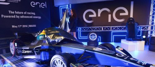 Immagine raffigurante una'auto Formula E ed il logo Enel, partner ufficiale.