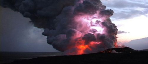 Potente eruzione vulcanica nel Pacifico
