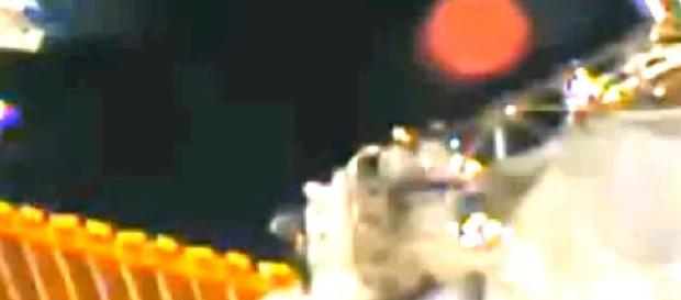 Bola avermelhada vista próxima a Estação Espacial. Bola avermelhada vista próxima a Estação Espacial.