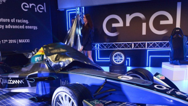 Immagine raffigurante una'auto Formula E ed il logo Enel, partner ufficiale.