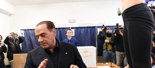 Berlusconi contestato da un'attivista delle Femen