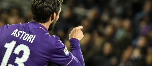 Morte Astori, la consegna della fascia da capitano della Fiorentina