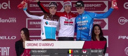 Wout Van Aert sul podio della Strade Bianche