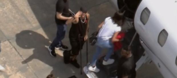 Após cirurgia Neymar embarca de bota e muletas para Mangaratiba (Foto: Globo Esporte/Reprodução) Após cirurgia Neymar embarca de bota e muletas para Mangaratiba (Foto: Globo Esporte/Reprodução)