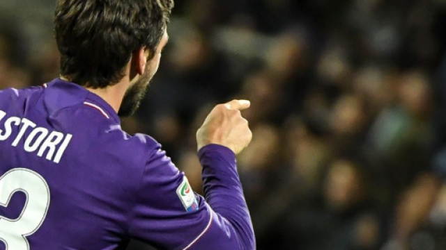 Morte Astori, la consegna della fascia da capitano della Fiorentina
