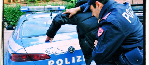 L'arresto è stato effettuato dagli uomini della Squadra Volanti della Polizia.