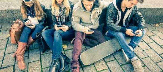Adolescentes adictos al celular | La Opinión - laopinion.com Adolescentes adictos al celular | La Opinión - laopinion.com